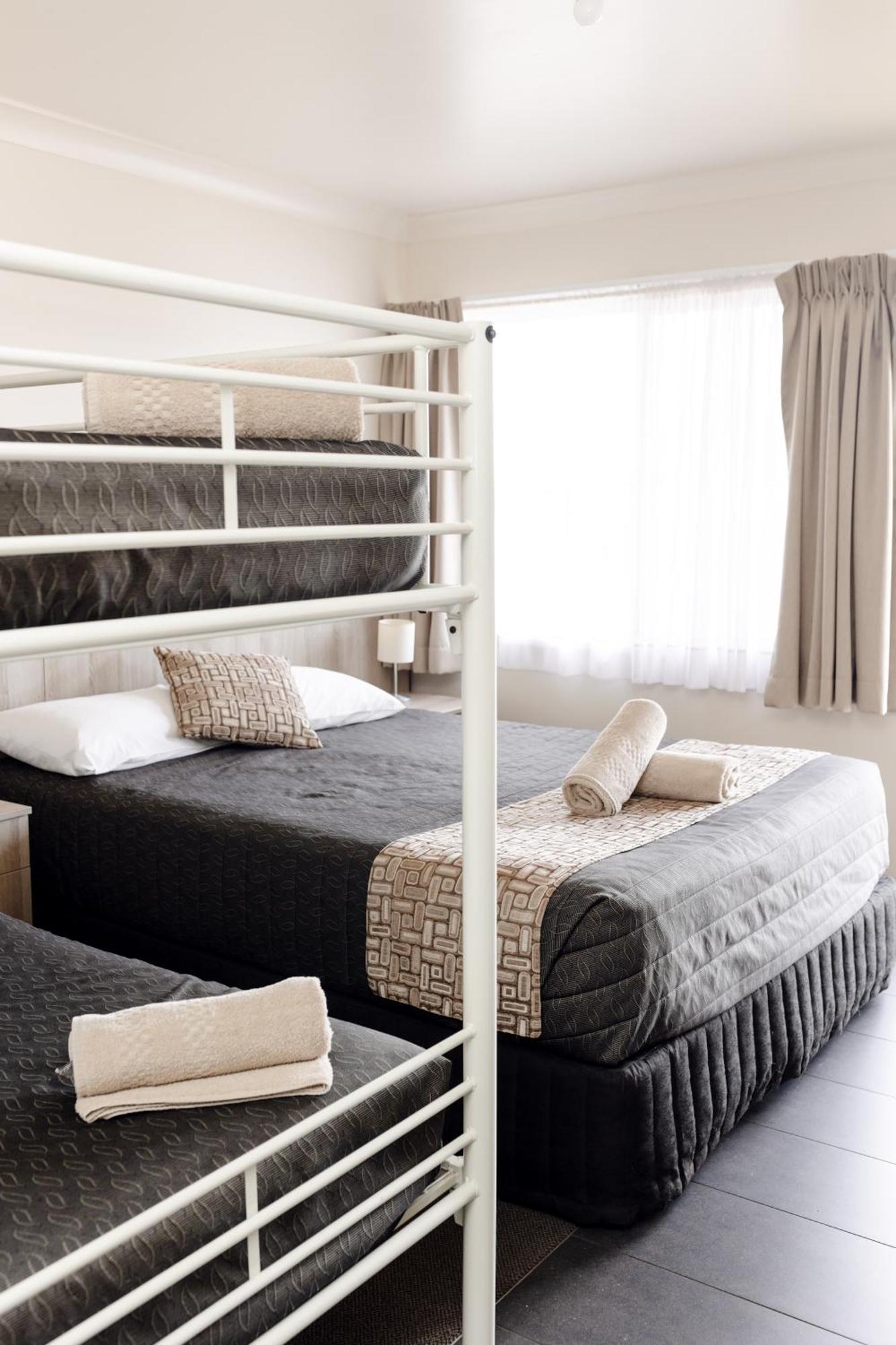 Starline Motor Inn Miles Экстерьер фото
