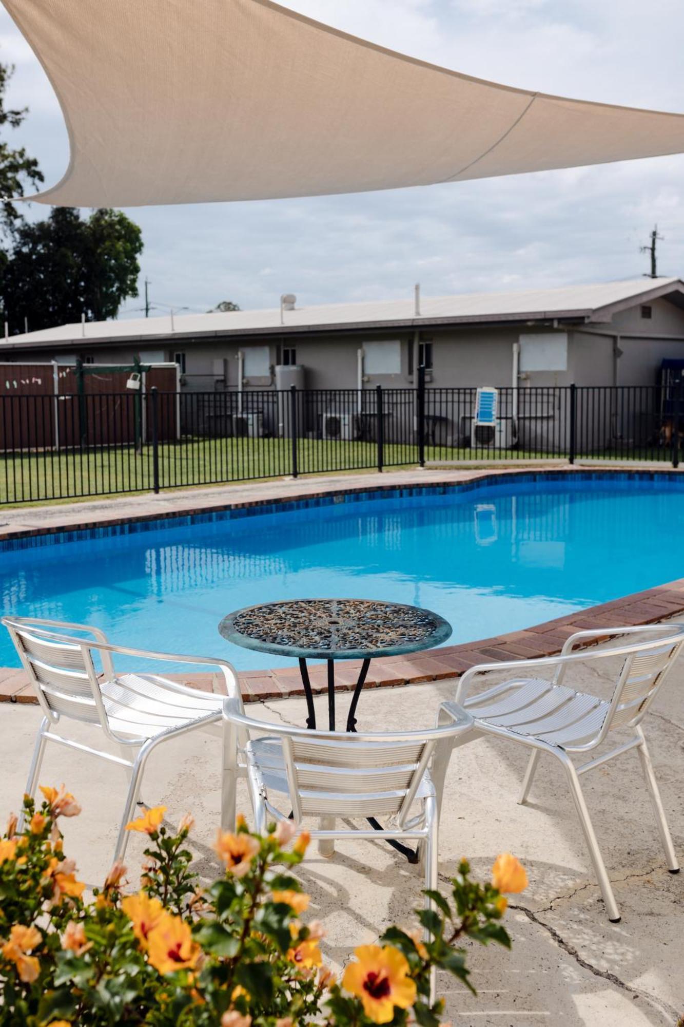 Starline Motor Inn Miles Экстерьер фото